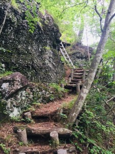 長和町の仏岩2