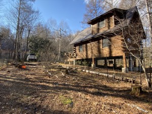 平坦な庭が広がる蓼科中古別荘を整備してきました